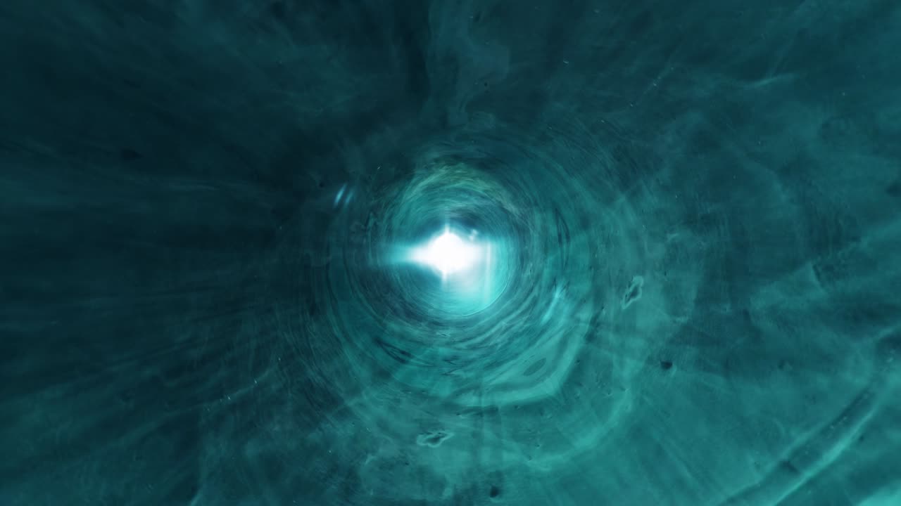 어두운 빛이 녹색, 파란색, 바다 구름 터널을 통해 날아. 추상 시간 벌레 구 소용돌이. sf 타이틀 트레일러 인트로 배경 개념을위한 4k 원활한 루프.