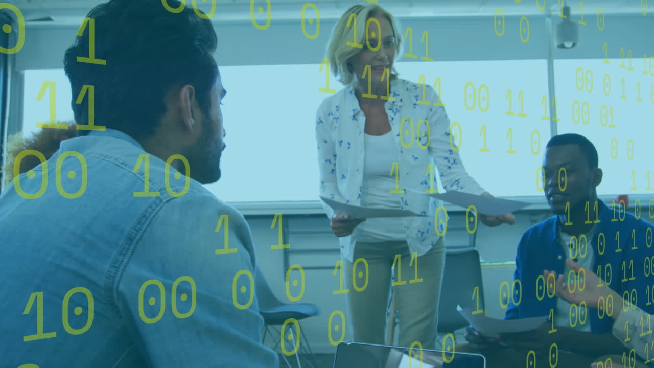 animación de códigos binarios amarillos, diversos compañeros de trabajo discutiendo y distribuyendo informes en la oficina