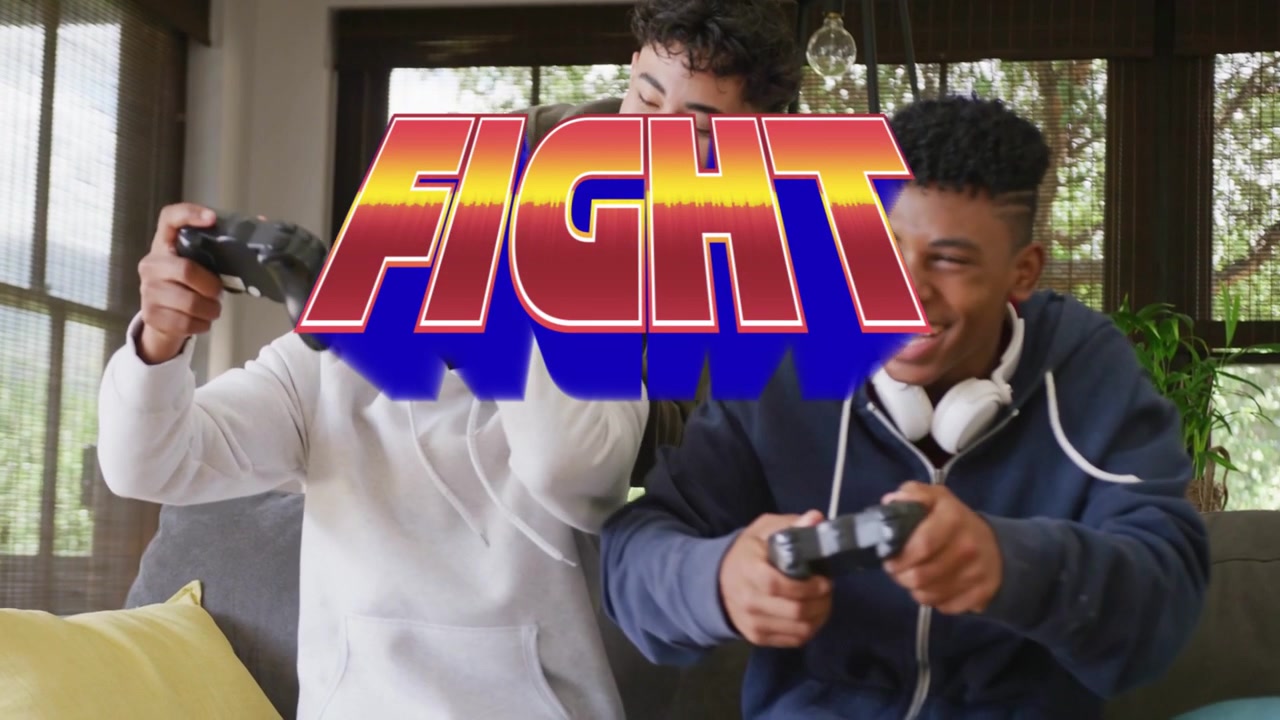 Dois gamers reagindo a um sucesso de jogo no sofá, adolescente puxando o capuz, comemorando, sobreposição "FIGHT" escondendo os rostos