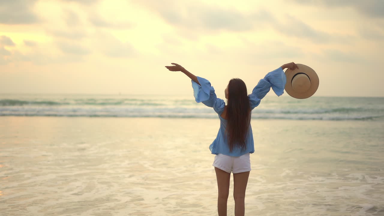 chica feliz y alegre celebrando la vida en la playa al atardecer