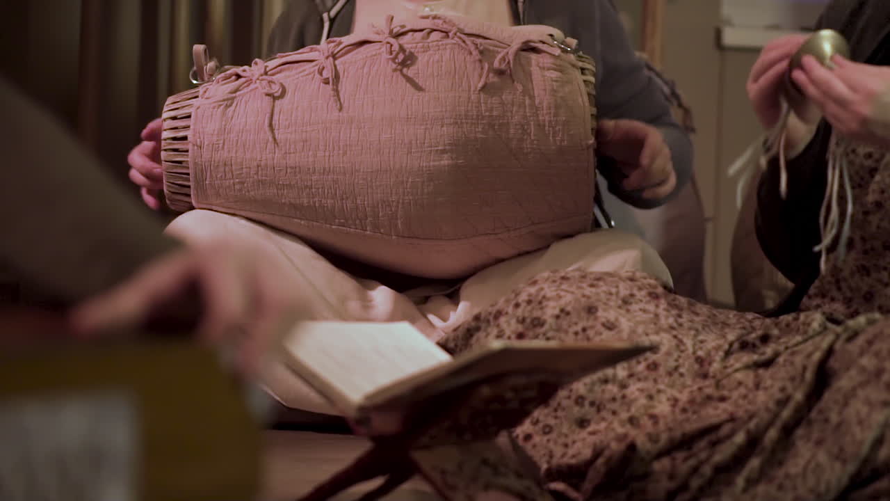 타블라와 손 타악기로 인도 음악 공연