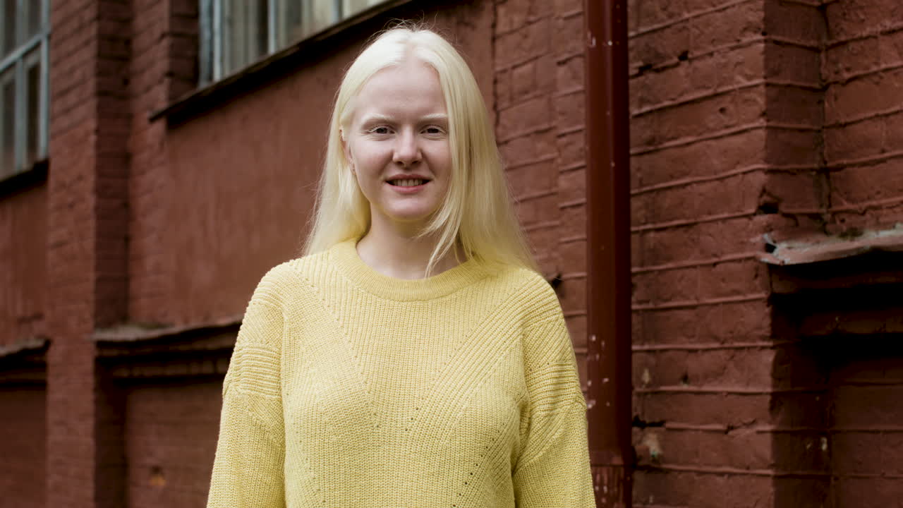 거리에 있는 행복한 젊은 여성