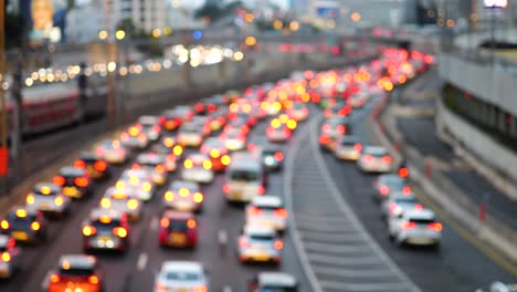 iluminados faros encendidos de la autopista ayalon tel aviv