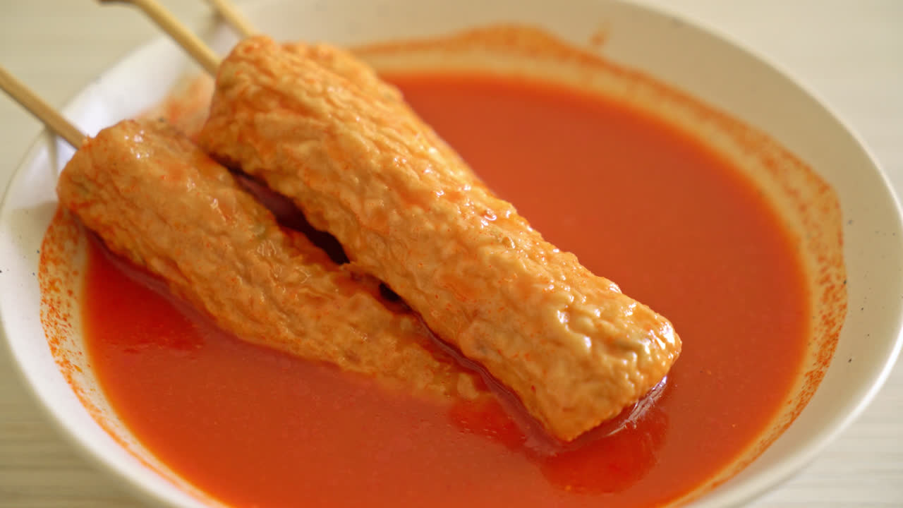 omuk - 한국 매운 수프에 한국 어묵 꼬치 - 한국 길거리 음식 스타일