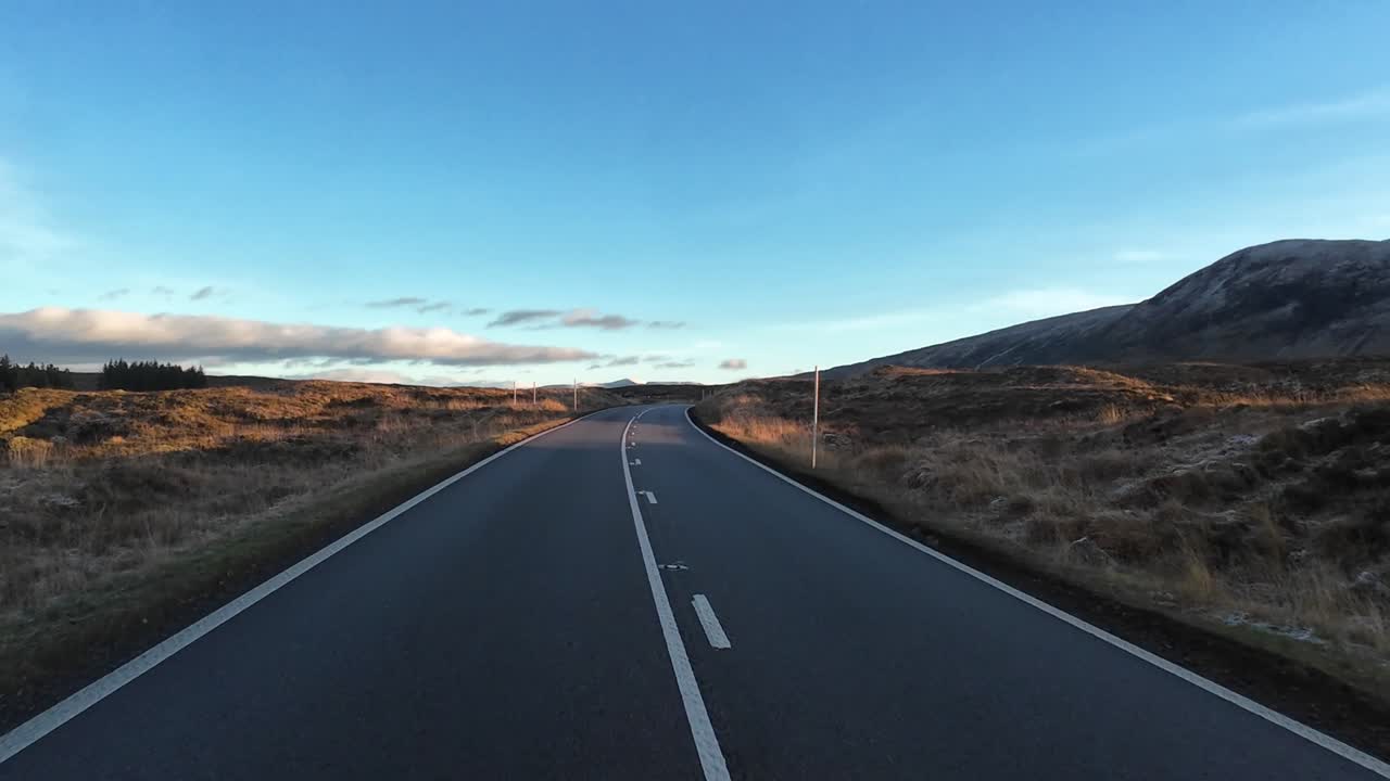Il viaggio in camper può essere divertente in molti modi, come si vede qui, nel mezzo delle Highlands scozzesi, mentre i viaggiatori si godono il panorama
