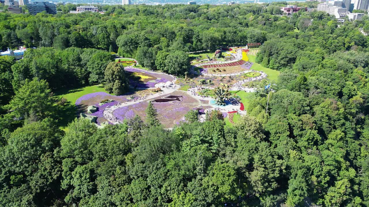 여름에 길을 따라가는 군중