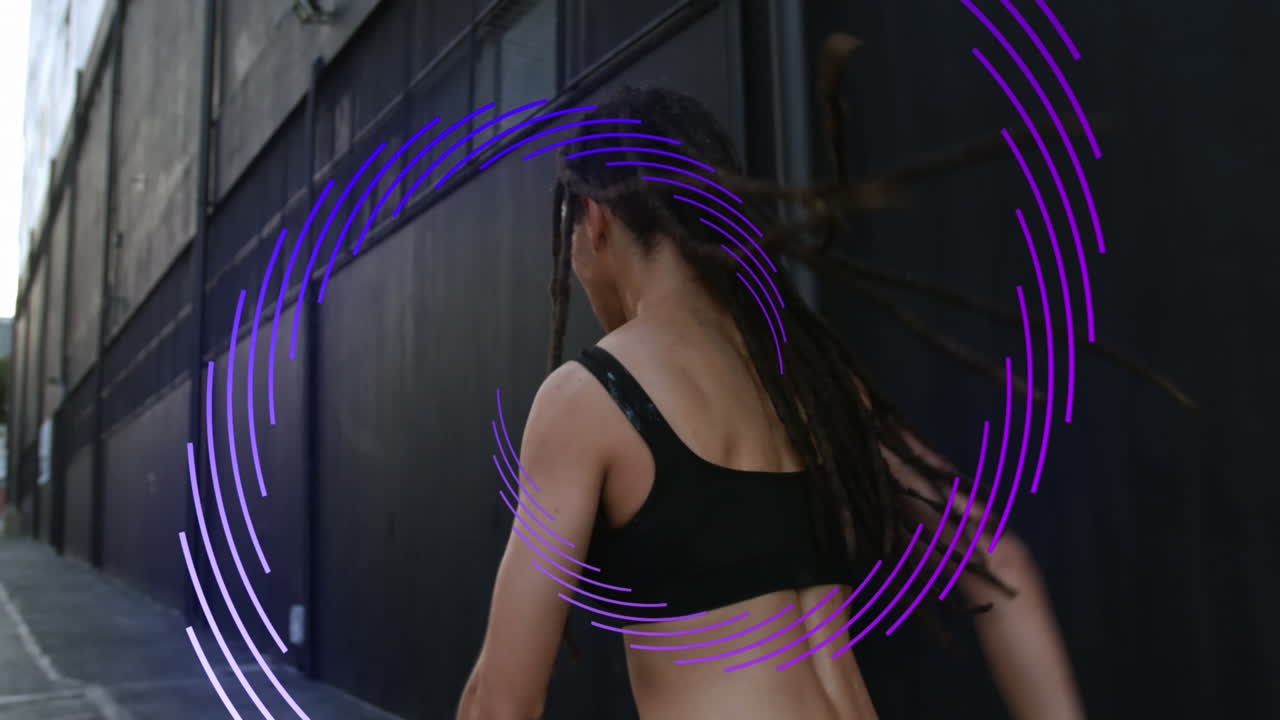 animación de una espiral púrpura que gira sobre una atleta que corre al aire libre con un reloj inteligente