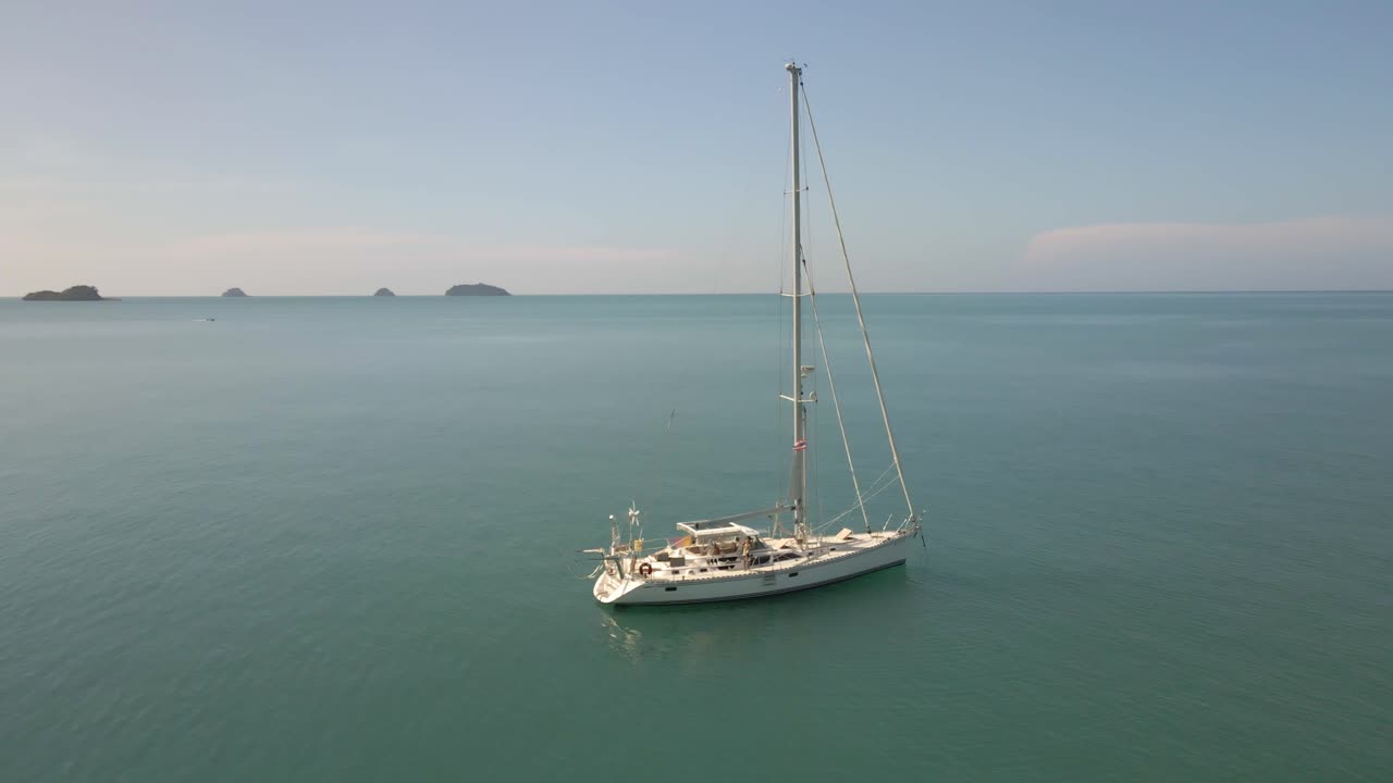 órbita aérea del océano de yates de vela con islas y océano turquesa