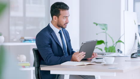 hombre de negocios usando una tableta digital