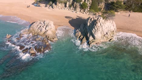 Costa-Brava-Imagenes-Aereas-Playa-De-Agua-Transparente-Sin-Gente-Rocas-Y-Vegetacion