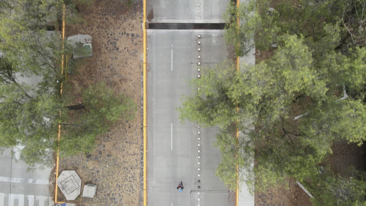 Veduta zenitale in strade deserte con un solo uomo, nell'era della pandemia, a Città del Messico.
