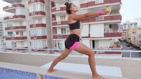 mujer practicando yoga en un techo