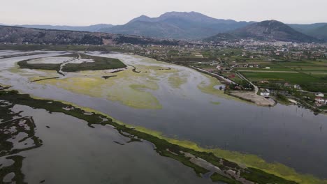 湿地和海岸线与山脉,莱扎,阿尔巴尼亚