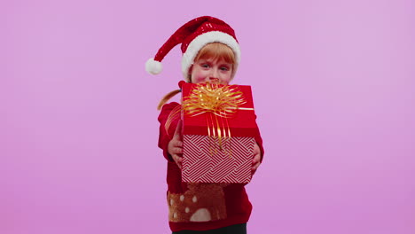 Una-Niña-Pequeña-Adolescente-Graciosa-Viste-Un-Suéter-Rojo-De-Navidad-Presentando-Una-Caja-De-Regalo-De-Navidad,-Venta-De-Compras