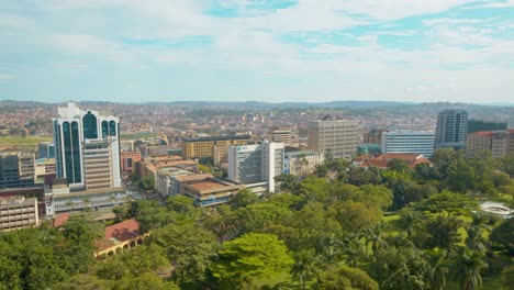 paisaje urbano bullicioso en el centro de kampala en uganda