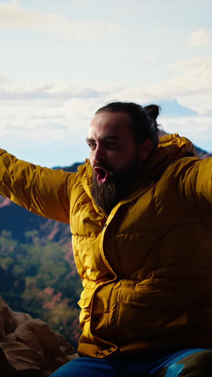 Uomo avventuroso che raggiunge la vetta di una montagna e si gode il panorama