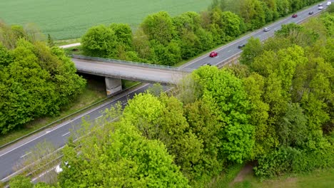 Toma-De-Drones-Que-Muestra-Muchos-Vehículos-Que-Pasan-Por-Debajo-De-Un-Puente-A-Lo-Largo-De-La-Vía-De-Doble-Carril-A2-Cerca-De-Canterbury