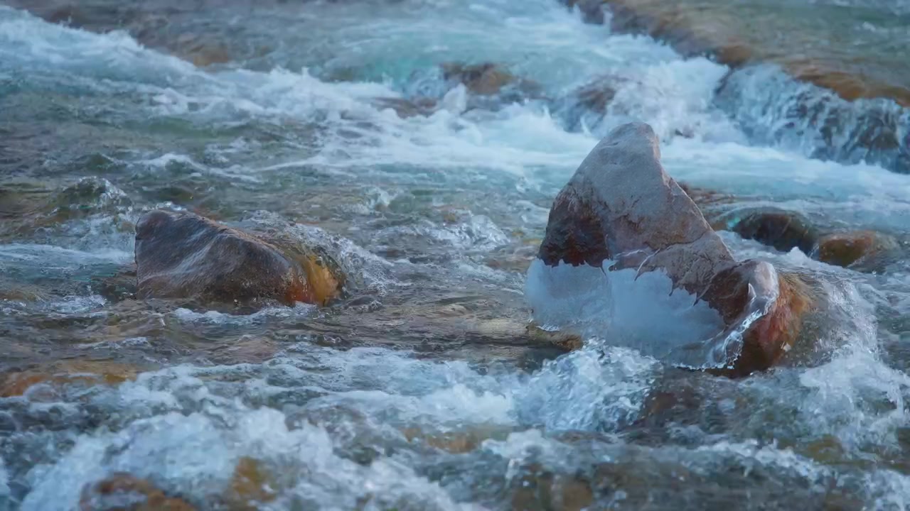 Ruscello di montagna che scorre a cascata tra le rocce