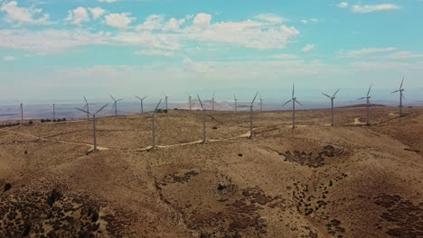 Filas-De-Molinos-De-Viento-Ubicados-En-La-Cima-De-La-Colina-Producen-Energía-Limpia-De-Una-Fuente-Sostenible