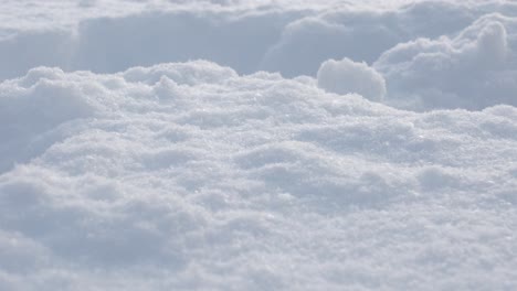 Nahaufnahme-Einer-Person,-Die-Durch-Tiefen-Schnee-Watet