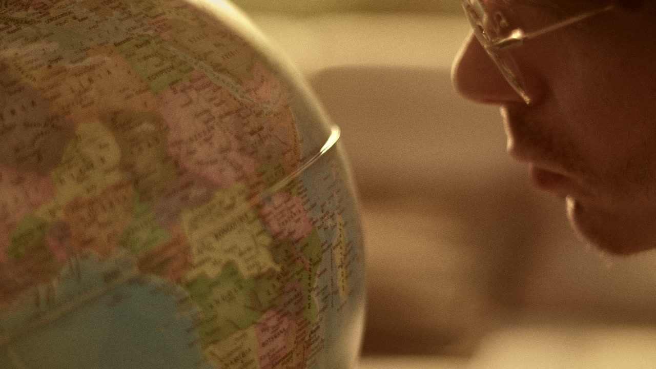 persona que estudia un globo terrestre