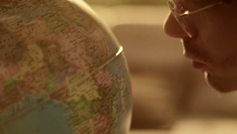 pessoa a estudar um globo