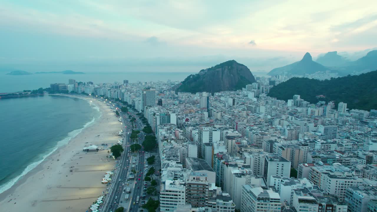 vista panorámica aérea, playa de copacabana brasil rio de janeiro paisaje urbano horizonte, vibrante ciudad costera, montaña de pan de azúcar y arquitectura de la ciudad