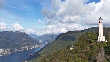 Ein-Hyperlapse-Eines-Leuchtturms-Auf-Einem-Berg