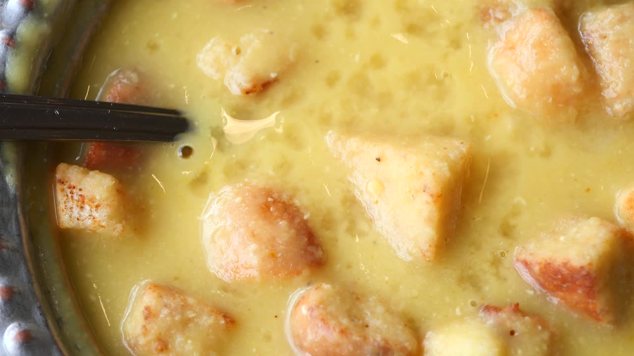 sopa de lentejas con croutones