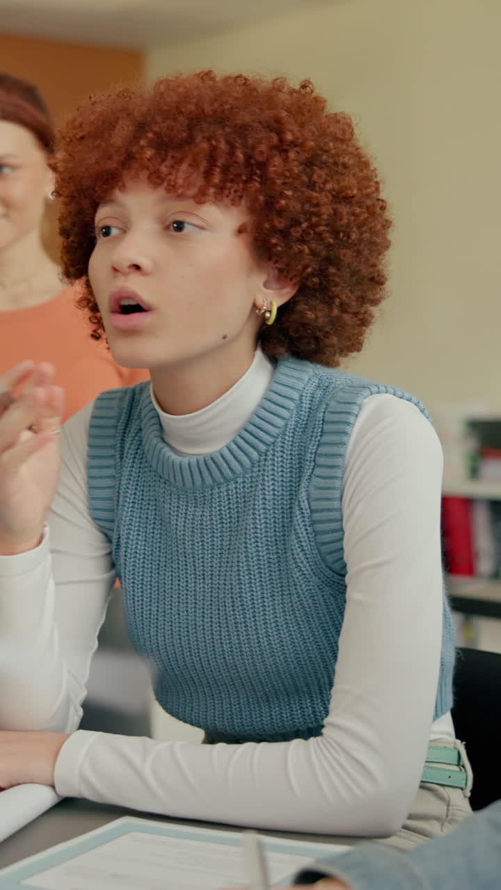 Giovane donna con i capelli ricci che discute idee in un ufficio