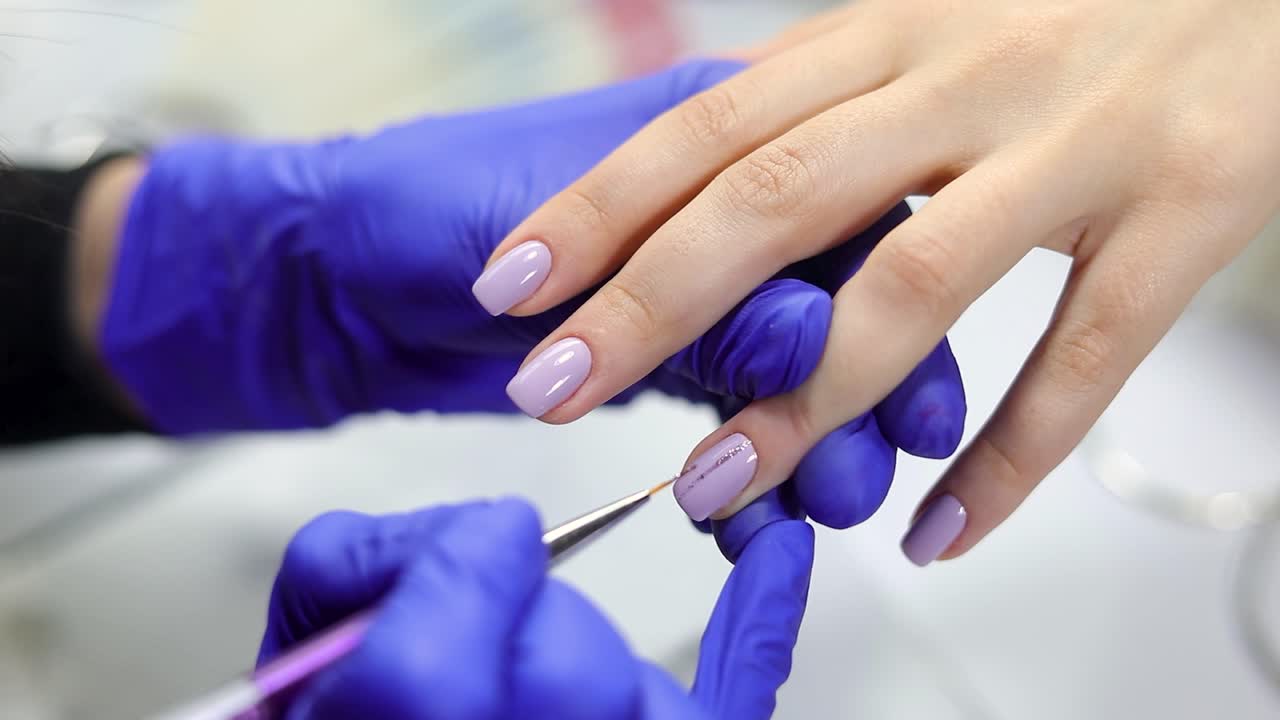 manicura hecha por un manicurista profesional 4k