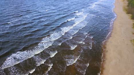 Vista-Aérea-De-Las-Tranquilas-Olas-Del-Océano-Que-Llegan-A-La-Costa-Arenosa-En-Un-Día-Soleado