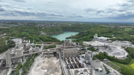 gran instalación minera en la cantera de rutzkausen, región de piedra caliza de wulfrather, sillín de rützkauser, rheinkalk, velbert, área de ruhr, cantera de rutzkausen.