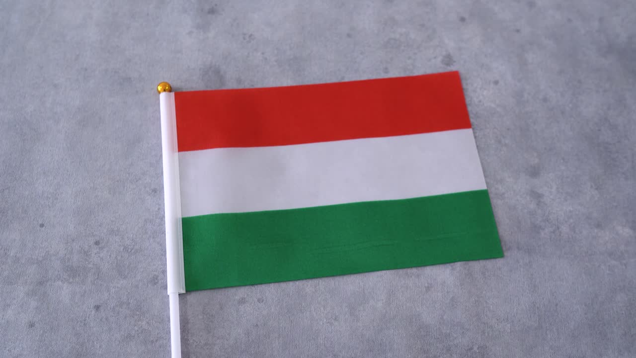 Bandiera ungherese in primo piano su sfondo grigio. Bandiera nazionale ungherese.