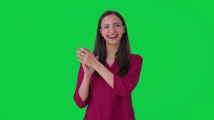 mujer india feliz aplaudiendo y apreciando la pantalla verde