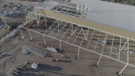 toma de drone del sitio de construcción con marco de metal