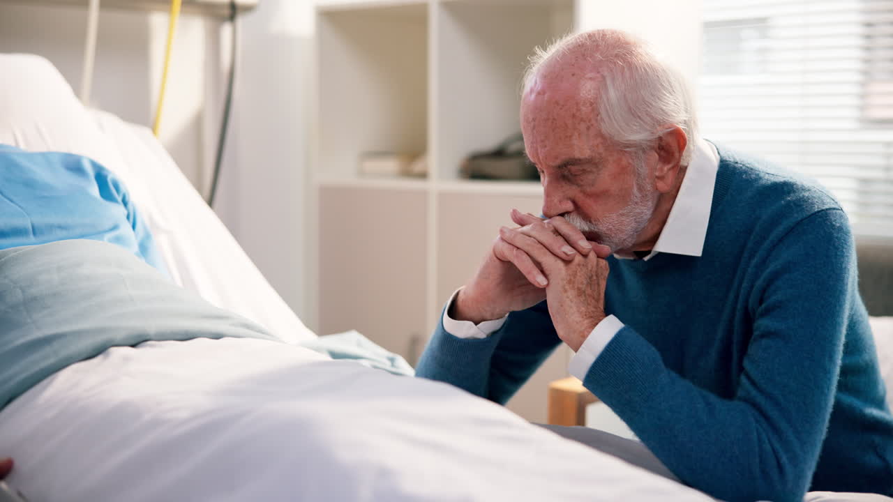 Uomo anziano in un letto d'ospedale
