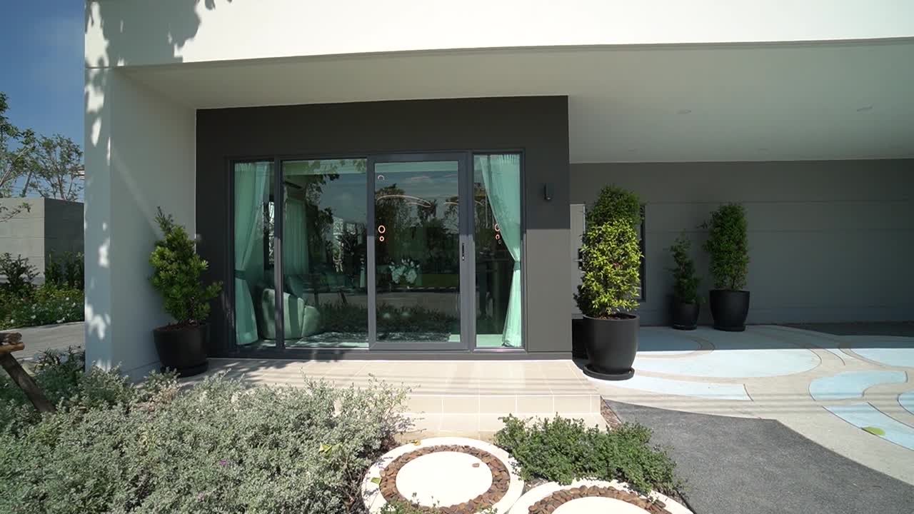 흰색 미니멀하고 현대적인 주택 외관 디자인, 사람 없음, 아래로 기울임