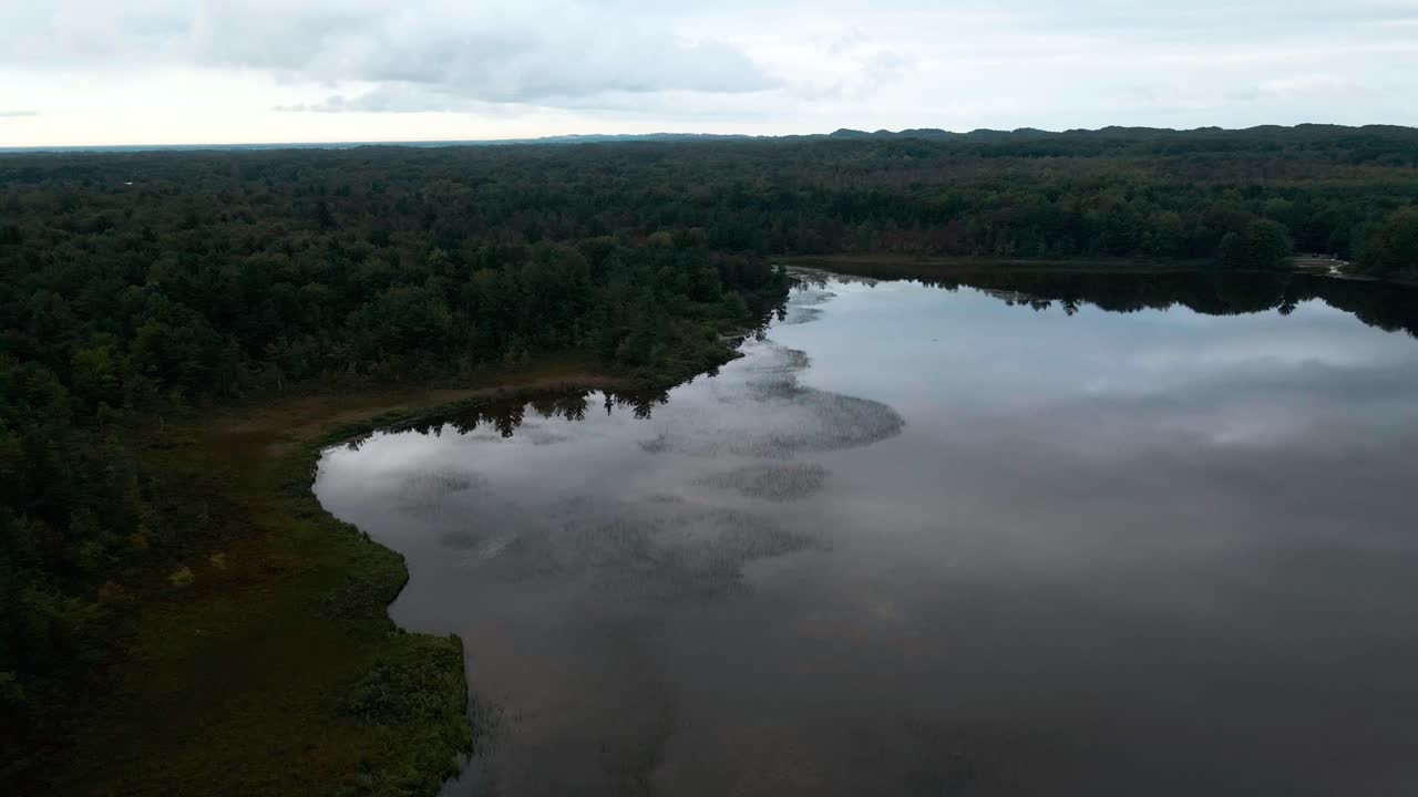 미주리 머스키곤에 있는 작은 검은 호수의 잔잔하고 반사되는 물