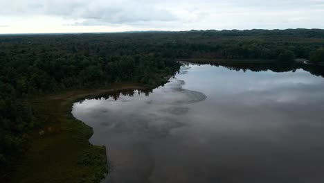 agua tranquila y reflectante en el pequeño lago negro en muskegon, mi