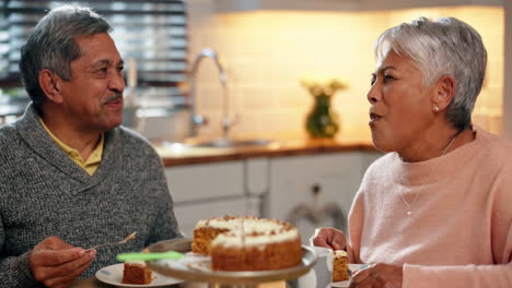 Liebe,-Kuchen-Und-älteres-Paar-Beim-Essen-In-Der-Küche