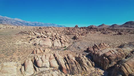 alabama hills en lone pine california 4k imágenes de drones disparadas hacia adelante sobre las características de la roca