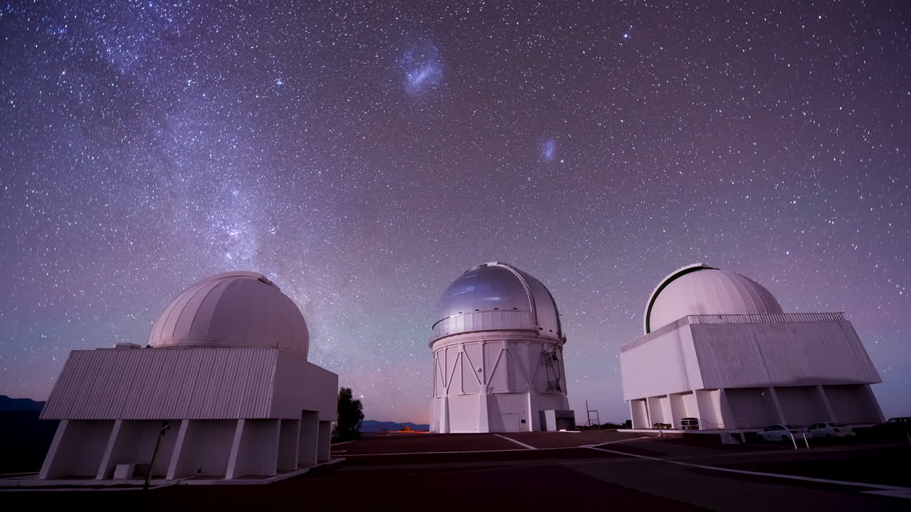 hermoso timelapse de un observatorio en la noche 2