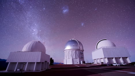 hermoso timelapse de un observatorio en la noche 2