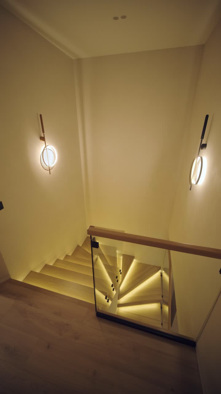 interior de hogar minimalista elegante y elegante con líneas limpias, colores neutrales e iluminación ambiental cálida, creando un ambiente acogedor y moderno.