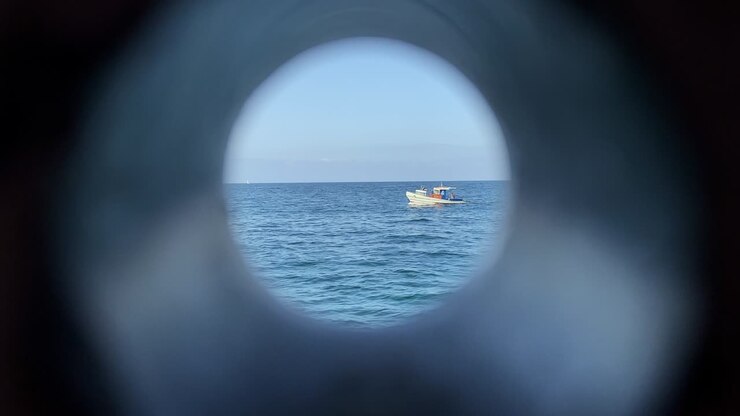 il mare e una barca da un buco