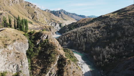 vista con vistas a la histórica y pintoresca garganta skippers canyon, con acantilados escarpados y un río sinuoso