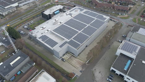 Antena-De-Paneles-Solares-En-La-Azotea-Del-Edificio-En-Un-Gran-Edificio-Industrial