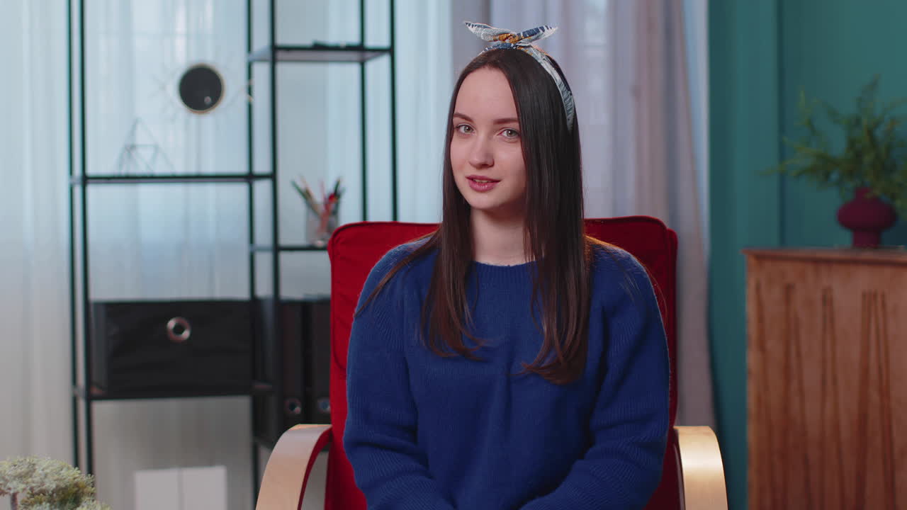 joven presiona el dedo índice a los labios hace silencio gesto señal no dice secreto en casa