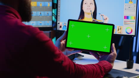 El-Editor-De-Fotografías-Utiliza-Una-Tableta-De-Pantalla-Verde-Para-Ver-Podcasts-En-Línea-Mientras-Mira-Imágenes.